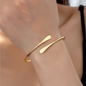 Elegant Gold Women's Bracelet